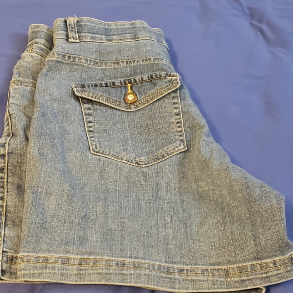 Shorts - Picture 4 of 4